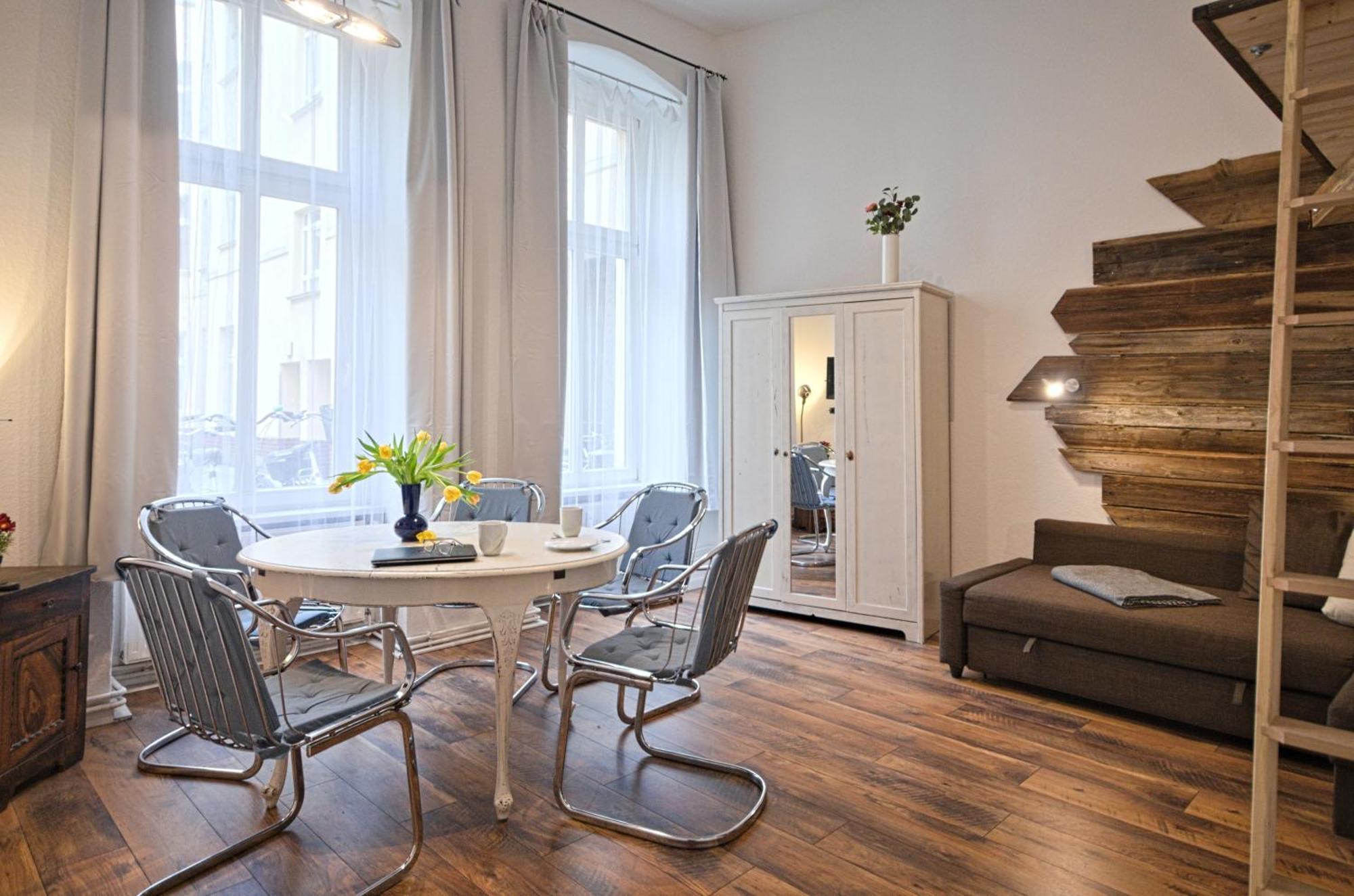 Quiet Courtyard Apartment *
